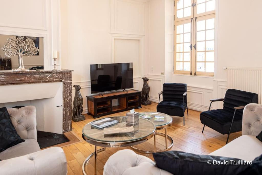 Suites Mana - Matahina Avec Vue Superbe Sur La Place Ducale Et Parking Prive Inclus Charleville-Mezieres Exterior photo