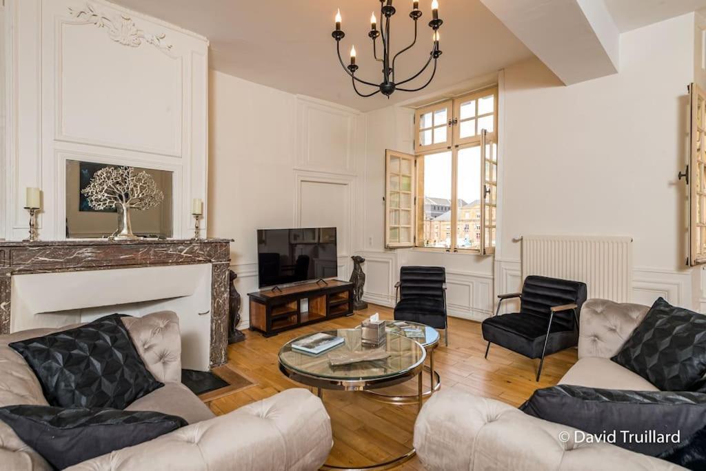 Suites Mana - Matahina Avec Vue Superbe Sur La Place Ducale Et Parking Prive Inclus Charleville-Mezieres Exterior photo