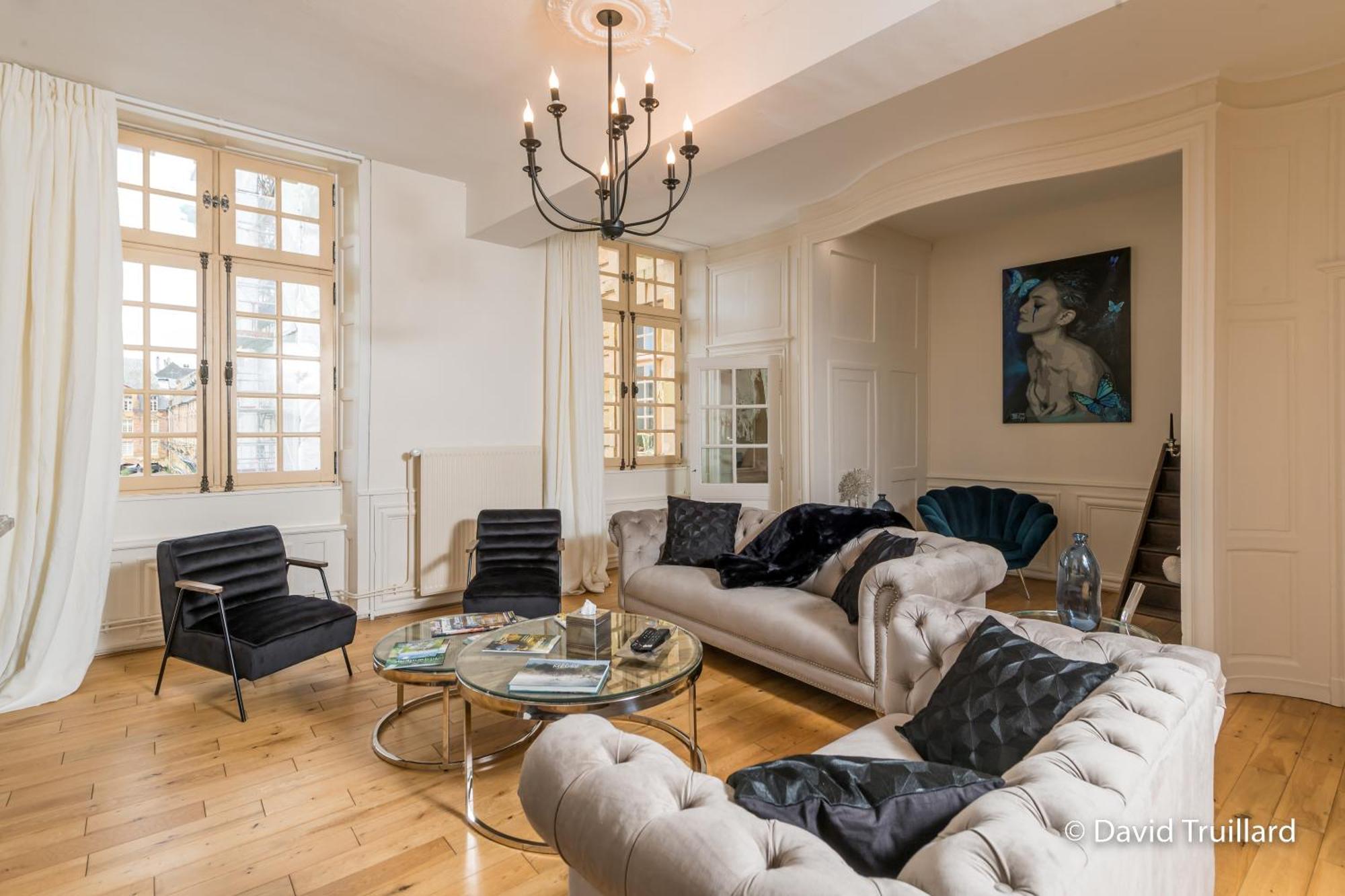 Suites Mana - Matahina Avec Vue Superbe Sur La Place Ducale Et Parking Prive Inclus Charleville-Mezieres Exterior photo