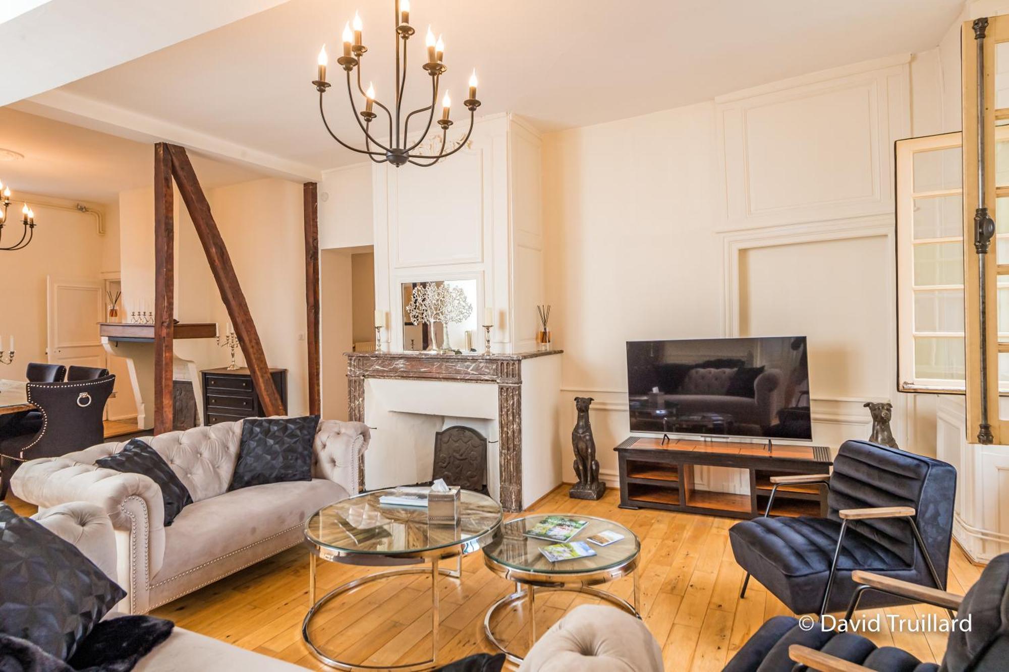 Suites Mana - Matahina Avec Vue Superbe Sur La Place Ducale Et Parking Prive Inclus Charleville-Mezieres Exterior photo