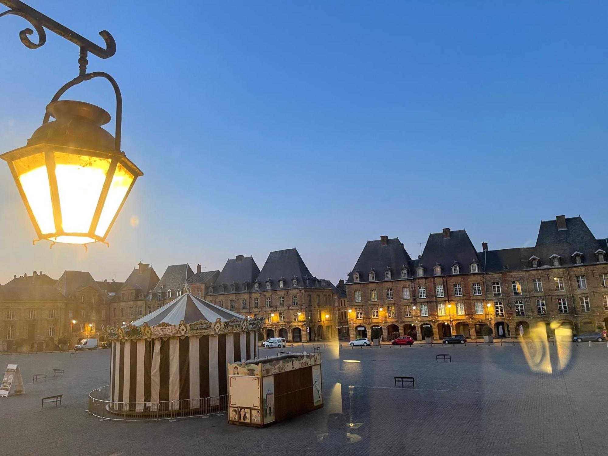 Suites Mana - Matahina Avec Vue Superbe Sur La Place Ducale Et Parking Prive Inclus Charleville-Mezieres Exterior photo