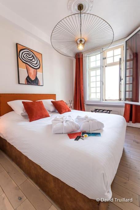 Suites Mana - Matahina Avec Vue Superbe Sur La Place Ducale Et Parking Prive Inclus Charleville-Mezieres Exterior photo